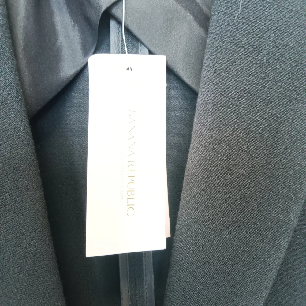 CLEARANCE SALE!!  Banana Republic Women's Elegant Black Blazer - Picture 4 of 12